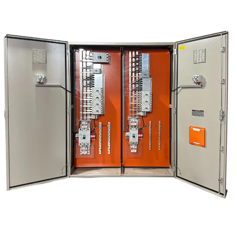 Painel elétrico de grande porte com portas abertas, montado pela WM