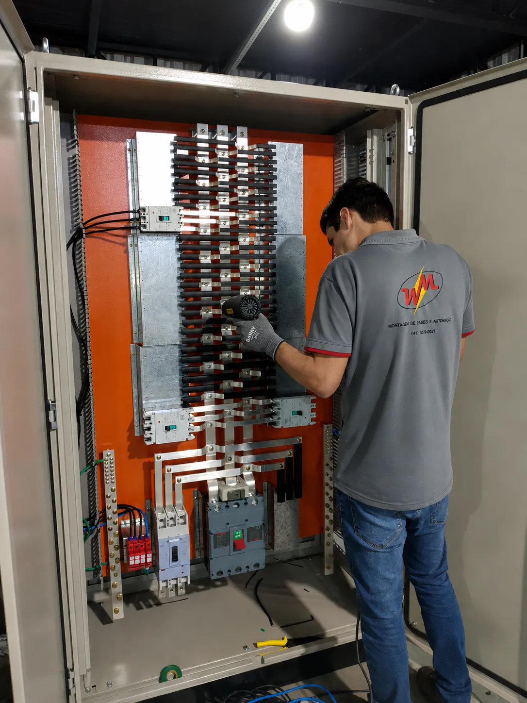 Técnico da WM realizando montagem e acabamento em painel elétrico de grande porte