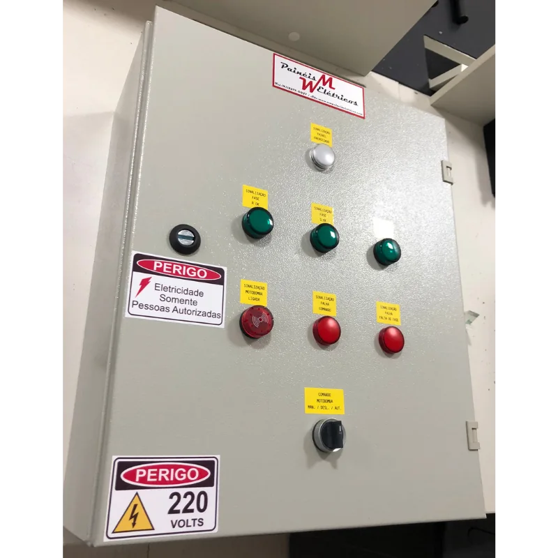 Painel de comando para bomba com componentes internos