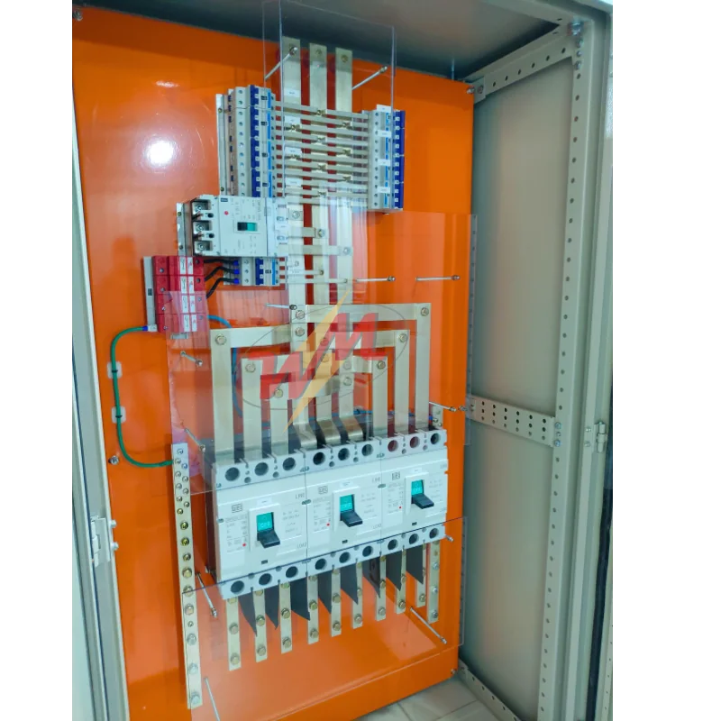 Quadro geral de baixa tensão com barramentos e proteção frontal