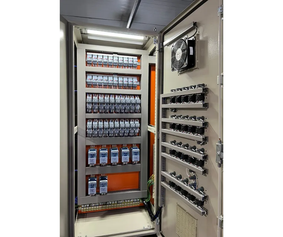 Detalhe de montagem interna e identificação em painel elétrico